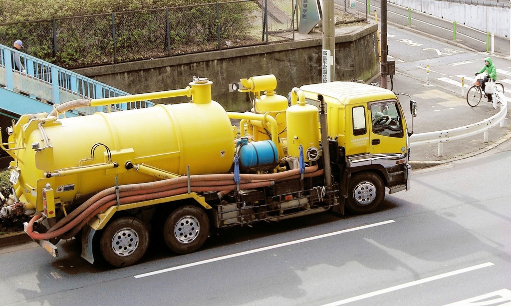 1024px-Tank_truck_in_Tokyo-662731-edited