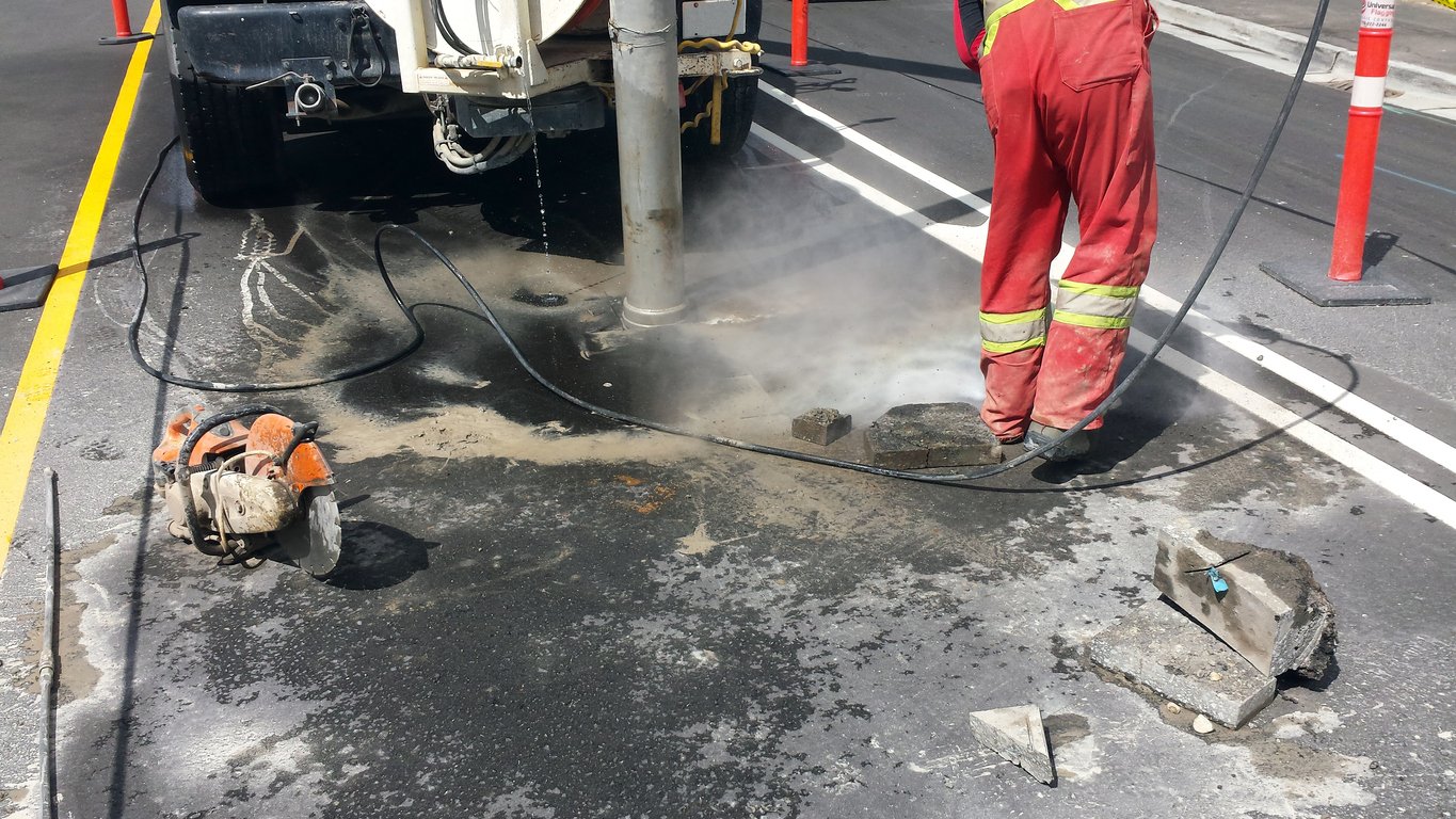 Hydro-excavation-work-on-road