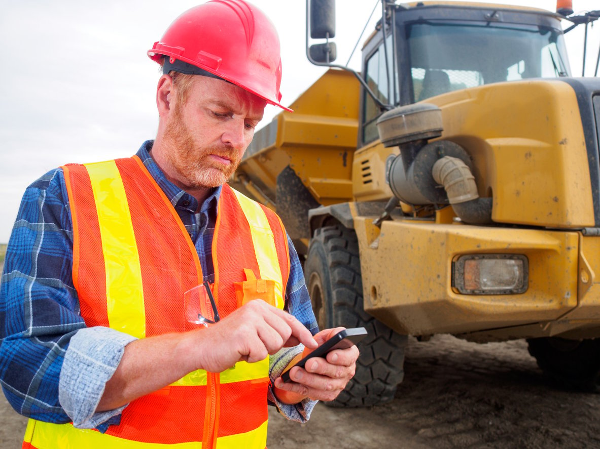 construction-worker-using-cell-phone