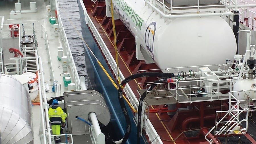 Бункеровка корабля. Бункеровочная станция бункеровка судна. Бункеровка судна топливом. Бункеровка теплохода. Стендер нефтеналивной.