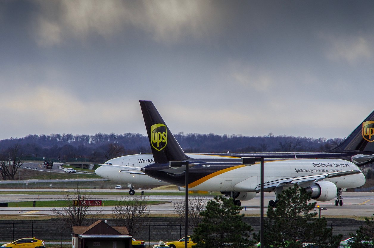 Aircraft-lining-up-at-end-of-runway-to-depart