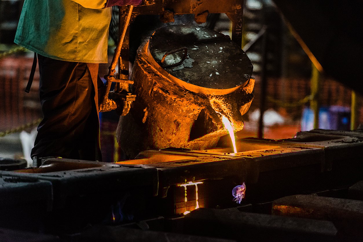 pouring-metal-at-buck-foundry